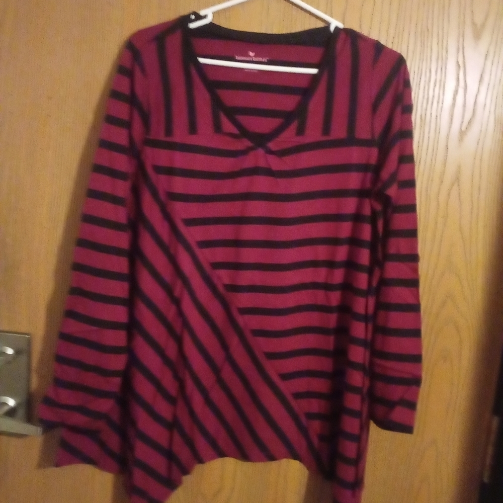 WOMAN within black /magenta. Long sleeve shirt medium (14/16) A-14